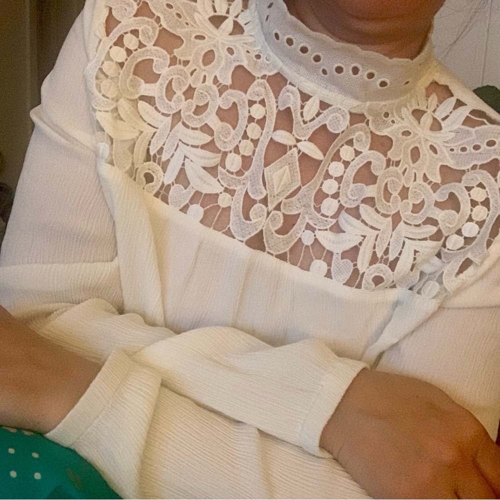 Lace front gauzy long sleeves top.  Size M💫